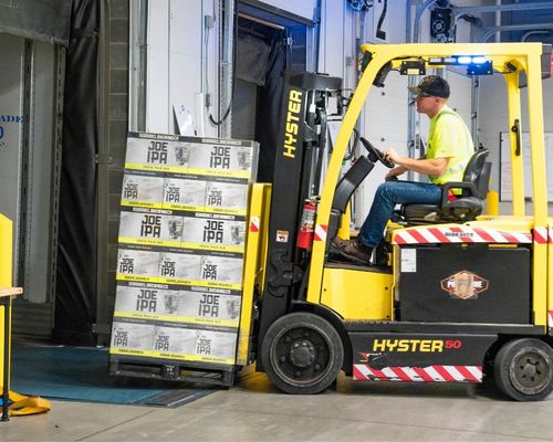 Operador practicando maniobras con montacargas