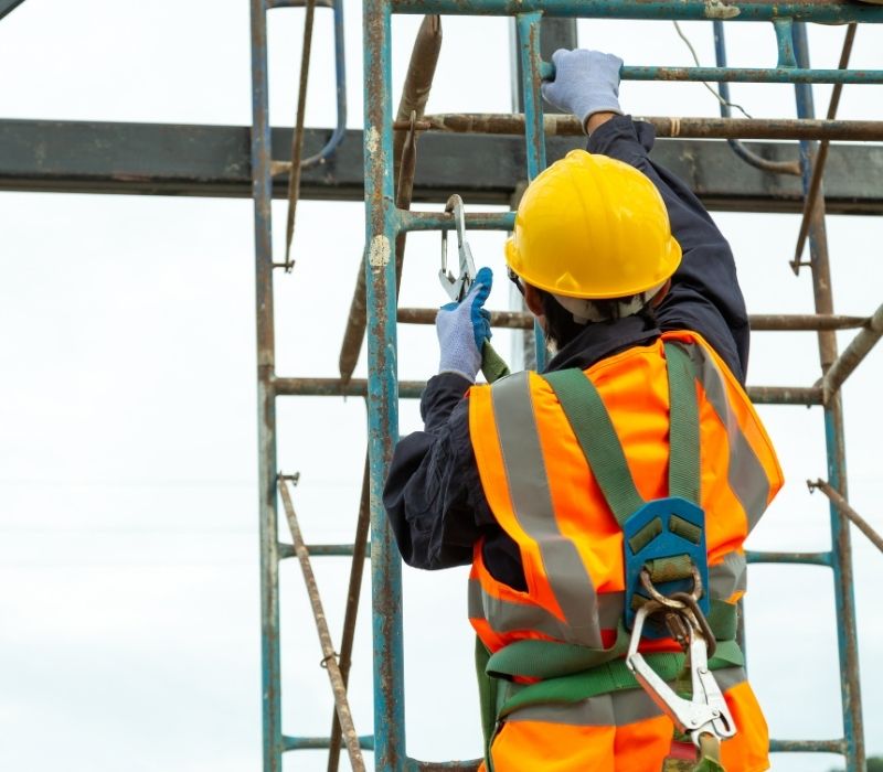Trabajador con arnés realizando labores en altura
