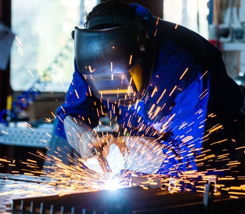 Soldador trabajando con equipo de protección
